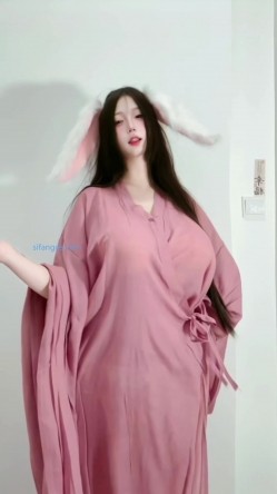 最新快手泄密！30万粉梨型身材巨乳少女【迷人张总】定制福利，动感裸舞诱惑 截图1