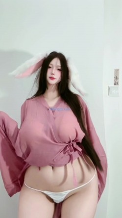 最新快手泄密！30万粉梨型身材巨乳少女【迷人张总】定制福利，动感裸舞诱惑 截图10
