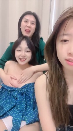【月婵】 开启淫乱大趴 除了之前的小伊 月婵 云宝 还有漂亮新人小冉加入 随心所欲随便交换淫乱现场堪比拍摄AV 截图3