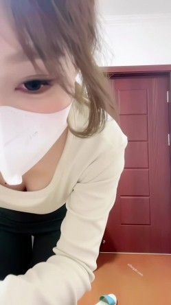 真实露脸大学生！土豪重金定制，19岁艺校高颜值美女线上接活儿，居家宿舍各种裸舞勾引，身材好又骚又是无毛 截图1