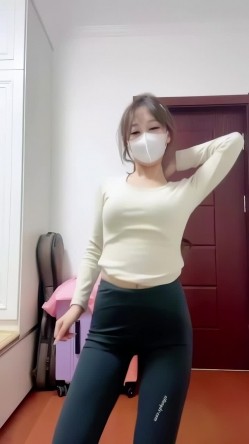 真实露脸大学生！土豪重金定制，19岁艺校高颜值美女线上接活儿，居家宿舍各种裸舞勾引，身材好又骚又是无毛 截图3