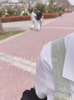 原创海角大神【妹妹的第一次给了我】付费钻石贴！各种野战，妹妹和男友开视频 截图4