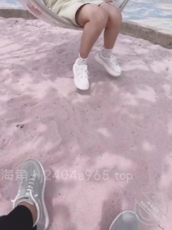 原创海角大神【妹妹的第一次给了我】付费钻石贴！各种野战，妹妹和男友开视频 截图6