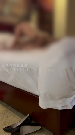 推特绿帽淫妻，湖南老公与江西娇妻NTR「小kk啊」两对绿帽淫妻大乱交，两对夫妻交换做爱，摄影师也忍不住乱入 截图16
