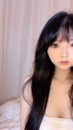 萌萌哒可爱校花学妹【嗯嗯嗯啊】完美咪咪！~小粉穴无污染~看这眼神，你扛得住？？ 截图15