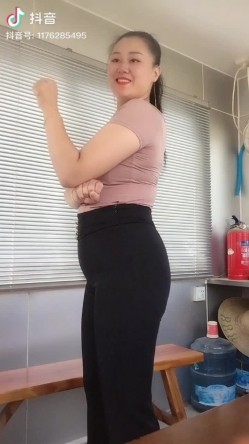 抖音少妇【LOVE】金主定制流出,大单掰穴，跳广场舞，喜欢少妇嫂子的必入 截图1