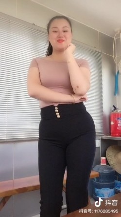 抖音少妇【LOVE】金主定制流出,大单掰穴，跳广场舞，喜欢少妇嫂子的必入 截图2