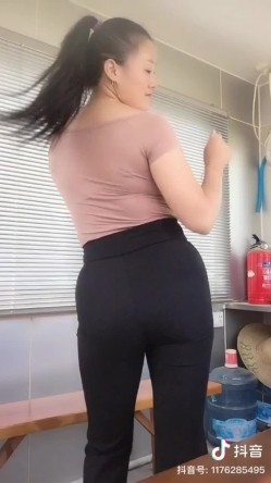 抖音少妇【LOVE】金主定制流出,大单掰穴，跳广场舞，喜欢少妇嫂子的必入 截图15