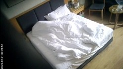 天眼酒店偷拍 白色内裤的眼镜反差婊被男友扣逼后爆操 骑射腰上 截图1