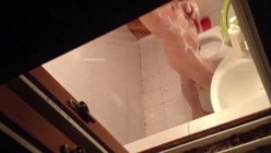 【浴室偷拍】私房最新流出 大学寝室偷拍多位女生洗澡怼脸拍被发现 截图13