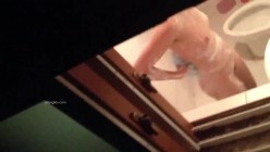 【浴室偷拍】私房最新流出 大学寝室偷拍多位女生洗澡怼脸拍被发现 截图15
