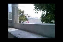 【门事件】三峡大学逸夫楼楼顶门事件 一对学生情侣公然在楼顶野战被拍 上演活春宫 截图2