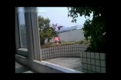 【门事件】三峡大学逸夫楼楼顶门事件 一对学生情侣公然在楼顶野战被拍 上演活春宫 截图3