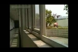 【门事件】三峡大学逸夫楼楼顶门事件 一对学生情侣公然在楼顶野战被拍 上演活春宫 截图4