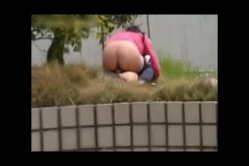 【门事件】三峡大学逸夫楼楼顶门事件 一对学生情侣公然在楼顶野战被拍 上演活春宫 截图5