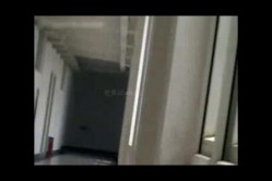 【门事件】三峡大学逸夫楼楼顶门事件 一对学生情侣公然在楼顶野战被拍 上演活春宫 截图12