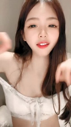 白丝高跟露脸校花女神小懒猫深夜激情，撩骚互动狼友脱光光，浴室揉奶玩逼自己抠到高潮喷水，淫声荡语不断 截图3