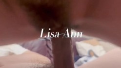 顶级性感尤物女神【LisaAnn】群P淫乱盛宴，绿帽老公带小母狗娇妻体验多跟肉棒的快感 被干的哭腔呻吟 极度淫骚 截图9