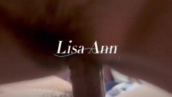 顶级性感尤物女神【LisaAnn】群P淫乱盛宴，绿帽老公带小母狗娇妻体验多跟肉棒的快感 被干的哭腔呻吟 极度淫骚 截图10
