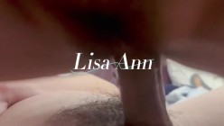 顶级性感尤物女神【LisaAnn】群P淫乱盛宴，绿帽老公带小母狗娇妻体验多跟肉棒的快感 被干的哭腔呻吟 极度淫骚 截图16