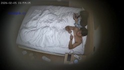 酒店偷拍大学生情侣眼镜男和模特身材女友轮流上位妹子撅起屁股让男友拍照分享 截图5