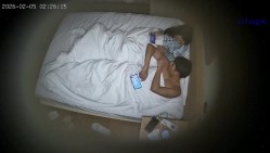 酒店偷拍大学生情侣眼镜男和模特身材女友轮流上位妹子撅起屁股让男友拍照分享 截图15