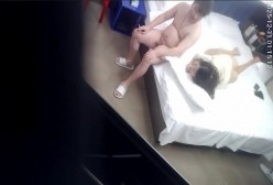 天眼酒店偷拍 ️模特身材颜值美女被猥琐舔狗男窥穴抱到沙发上玩弄还被无套内射 截图5