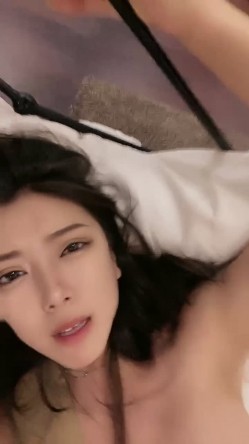 车模下海漂亮小姐姐！大屌插嘴直接开操！特殊视角猛怼，美臀骑乘位，腰上还贴着膏药 截图3