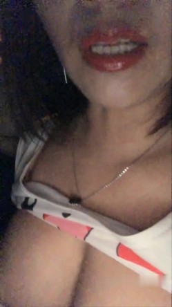 骚气大奶少妇夜晚户外车震双人啪啪秀 车后座口交上位套弄性感屁股诱人 截图8