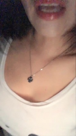 骚气大奶少妇夜晚户外车震双人啪啪秀 车后座口交上位套弄性感屁股诱人 截图9