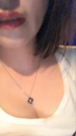 骚气大奶少妇夜晚户外车震双人啪啪秀 车后座口交上位套弄性感屁股诱人 截图10