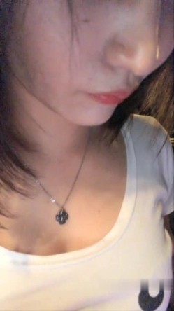 骚气大奶少妇夜晚户外车震双人啪啪秀 车后座口交上位套弄性感屁股诱人 截图11