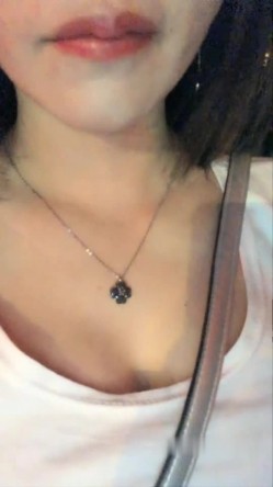 骚气大奶少妇夜晚户外车震双人啪啪秀 车后座口交上位套弄性感屁股诱人 截图15