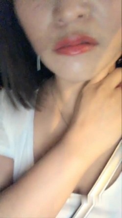 骚气大奶少妇夜晚户外车震双人啪啪秀 车后座口交上位套弄性感屁股诱人 截图16