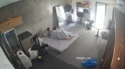 黑客破解家庭网络摄像头偷拍住毛坯房的年轻情侣疯狂做爱有时一天做爱几次 截图1