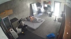 黑客破解家庭网络摄像头偷拍住毛坯房的年轻情侣疯狂做爱有时一天做爱几次 截图9