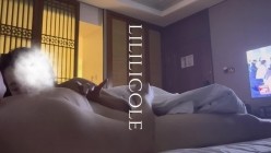 专泡良家大神『LILILICOLE』翘臀骚货一边穿着高跟黑丝一边女上摇摆，只需躺着据能享受全自动炮架服务 截图3