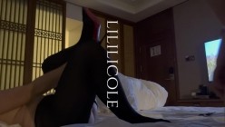 专泡良家大神『LILILICOLE』翘臀骚货一边穿着高跟黑丝一边女上摇摆，只需躺着据能享受全自动炮架服务 截图11