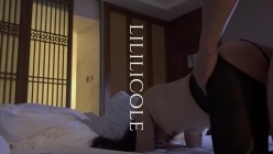 专泡良家大神『LILILICOLE』翘臀骚货一边穿着高跟黑丝一边女上摇摆，只需躺着据能享受全自动炮架服务 截图16