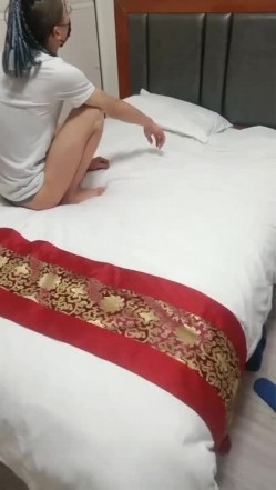 哥们儿新交的骚包女友还真不讲究 用丝足撸了一个又另换一个撸 截图1