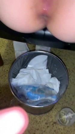 震撼全网露脸反差婊体验各种虐阴虐肛玩法花样多，吃屎喝尿啪啪生殖器各种操作 截图15