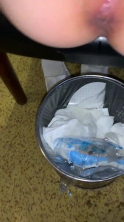 震撼全网露脸反差婊体验各种虐阴虐肛玩法花样多，吃屎喝尿啪啪生殖器各种操作 截图16