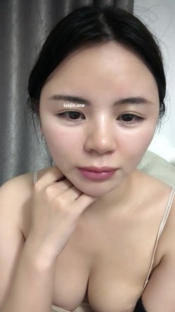 重庆28岁小少妇，真实良家居家【好吃半兽人】素颜美女真漂亮，一对美乳圆润坚挺，小逼逼也挺粉 截图6
