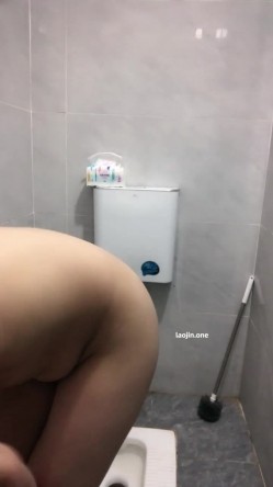 重庆28岁小少妇，真实良家居家【好吃半兽人】素颜美女真漂亮，一对美乳圆润坚挺，小逼逼也挺粉 截图9