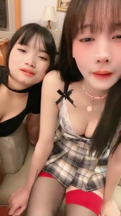 【蜜桃Ya】 ️3男3女，一房子6个人啪啪直播，让自己女友给朋友玩 ️各种道具自慰，精彩刺激！ 截图1