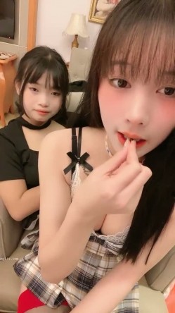 【蜜桃Ya】 ️3男3女，一房子6个人啪啪直播，让自己女友给朋友玩 ️各种道具自慰，精彩刺激！ 截图4
