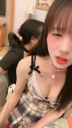 【蜜桃Ya】 ️3男3女，一房子6个人啪啪直播，让自己女友给朋友玩 ️各种道具自慰，精彩刺激！ 截图6