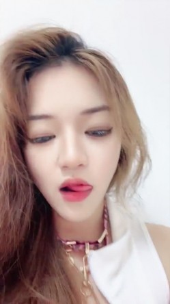 【新人试新货】一龙二凤 随意切换 轮流内射 极品御姐 顶级魅魔 太他妈骚了掐脖子 扇耳光 脚踩脸 截图13