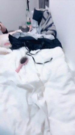【新人试新货】一龙二凤 随意切换 轮流内射 极品御姐 顶级魅魔 太他妈骚了掐脖子 扇耳光 脚踩脸 截图16