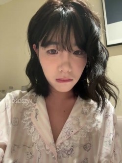️极品反差甜妹【lucy2027】表情非常可爱的学生妹趁着没人在教室和厕所自慰 截图1